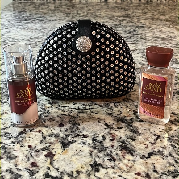 Expressions Handbags - ✈️CLUTCH🐝🐝BATH&BODY WORKS DUO/SEQUINED CLUTCH
